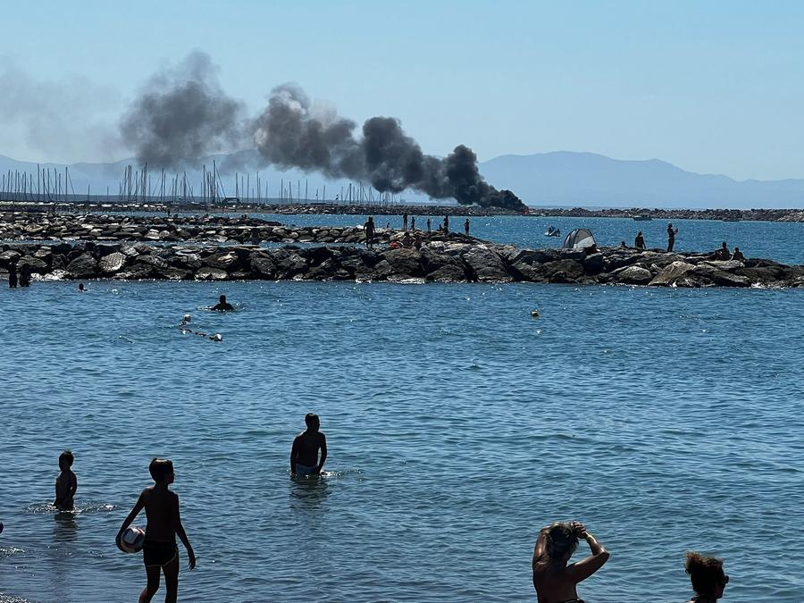 Cecina, yacht va a fuoco al porto turistico