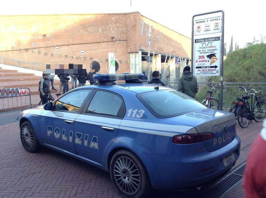 
	Una volante della polizia nel luogo dove &egrave; avvenuto lo scambio (archivio)

