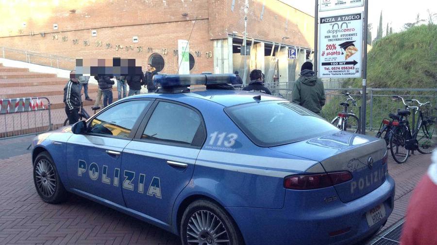 Una volante della polizia nel luogo dove è avvenuto lo scambio (archivio)