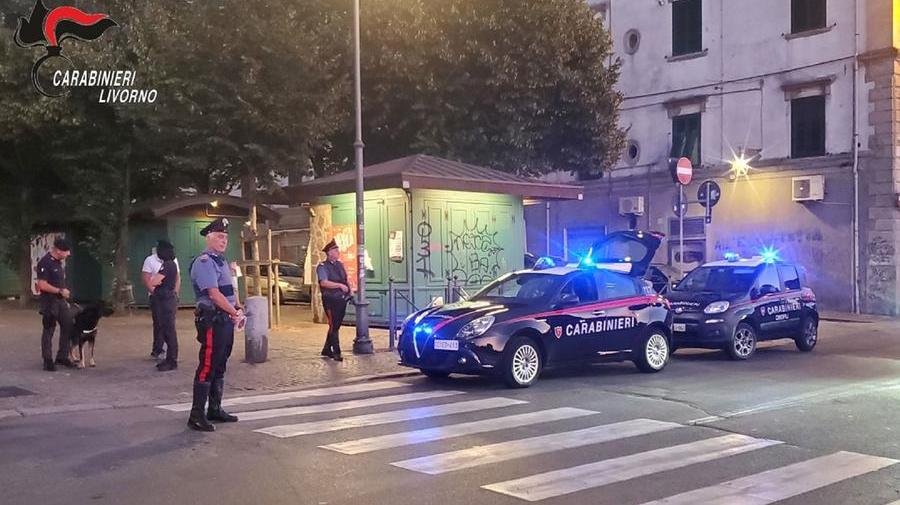 Controlli dei carabinieri in piazza Garibaldi (foto d'archivio)