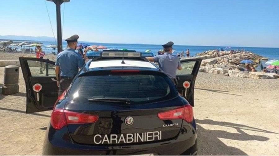 Un controllo dei carabinieri sulle spiagge (foto d'archivio)