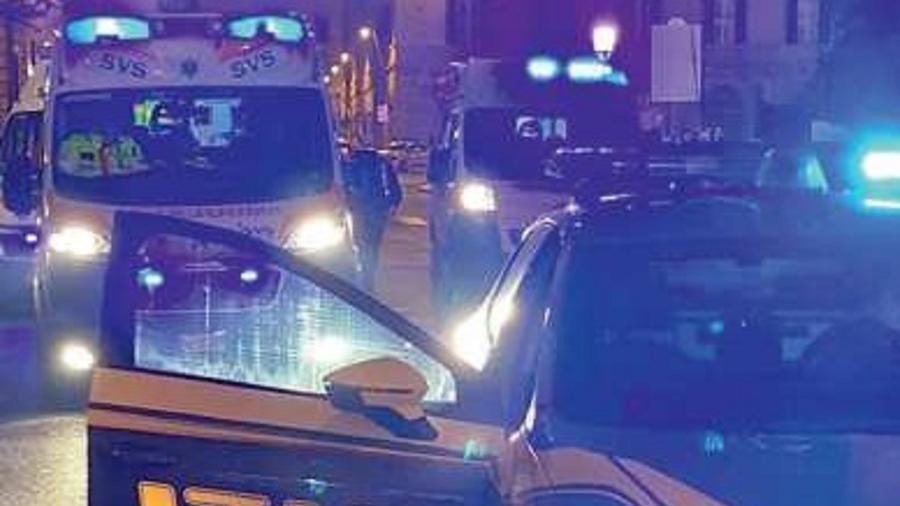 Polizia e ambulanze durante un soccorso (foto d'archivio)