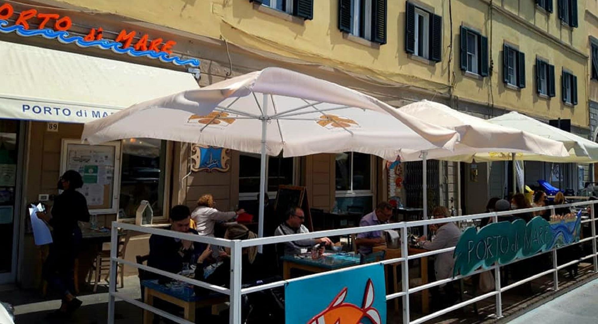L'esterno del ristorante "Porto di Mare" sul viale Italia