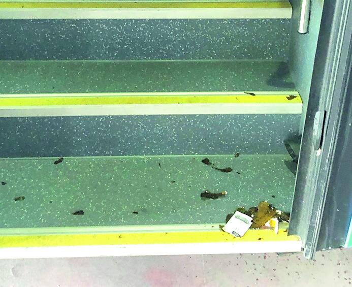 Minaccia l’autista del bus