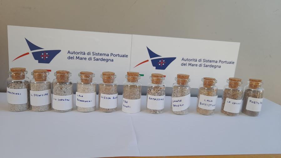 Turisti modenesi fermati al porto di Olbia con 11 barattoli di sabbia