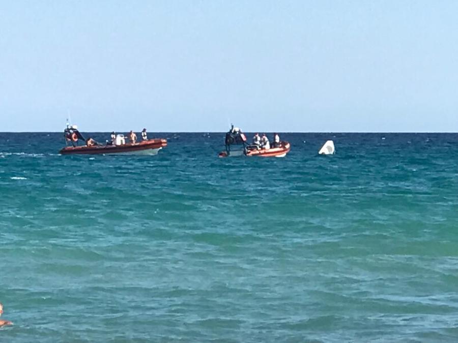 
	La barca in difficolt&agrave; davanti alla spiaggia del Poetto a Cagliari<em> (foto Mario Rosas)&nbsp;</em>

