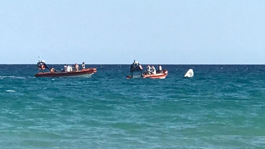 
	La barca in difficolt&agrave; davanti alla spiaggia del Poetto a Cagliari<em> (foto Mario Rosas)&nbsp;</em>


