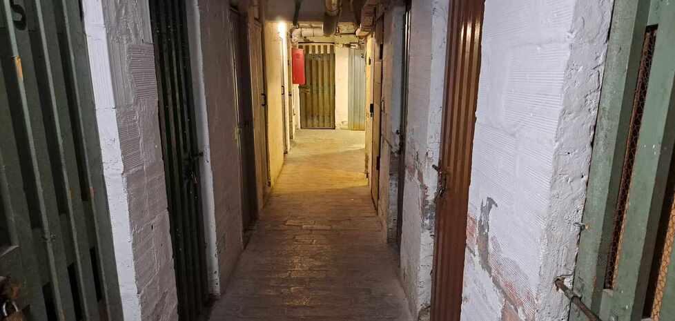 Modena, nelle cantine una città sotterranea: «Prostitute, abusivi e degrado»