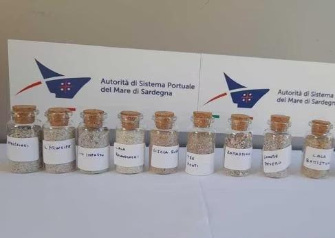 Collezione di sabbia sarda proibita: modenesi nei guai al porto di Olbia