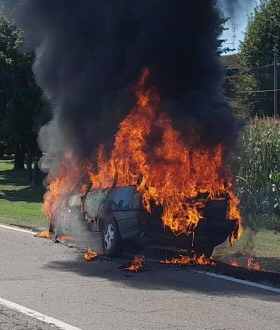 Cavezzo. L’auto si incendia all’improvviso: paura per una coppia di 70enni 