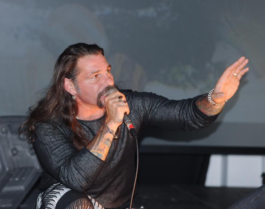 Migliora il cantante Joe Perrino in ospedale per un grave incidente in moto a Cagliari