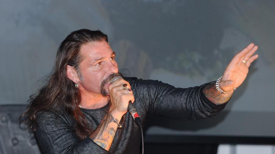 Migliora il cantante Joe Perrino in ospedale per un grave incidente in moto a Cagliari