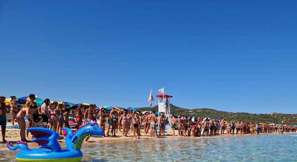 La spiaggia di Cannigione si ferma un minuto per ricordare la tragedia del ponte Morandi