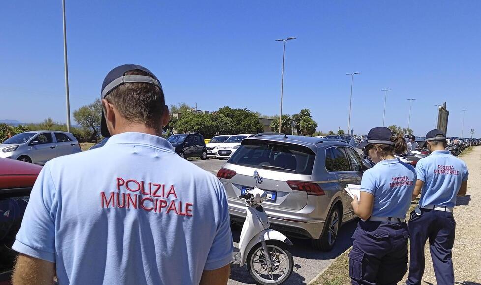 Piombino, evita il processo pagando dopo le offese a tre vigili<br>
