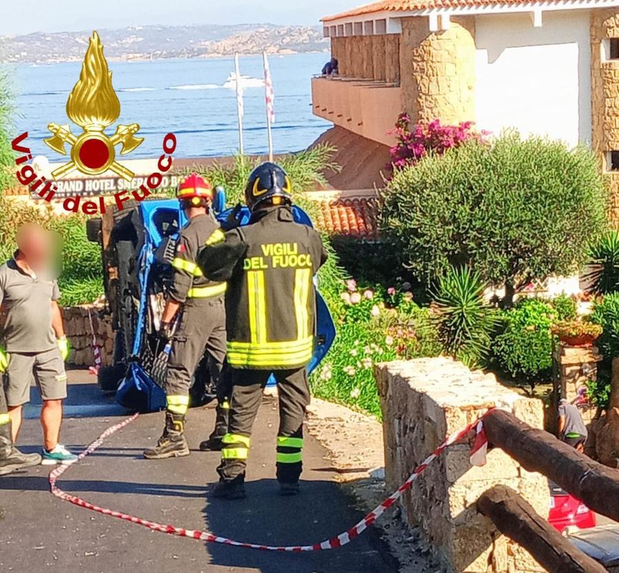 A Baja Sardinia auto esce di strada, sfonda un muretto e finisce su due vetture parcheggiate nella via sottostante