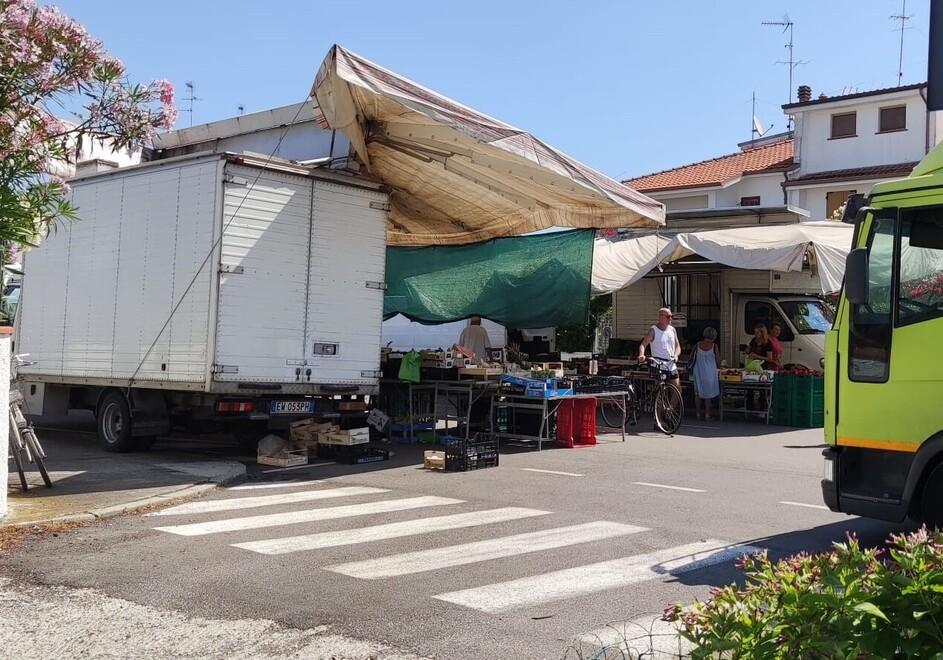 Lido Pomposa, soccorsi bloccati: «Mercato in regola, ambulanza ostacolata da un’auto in sosta»