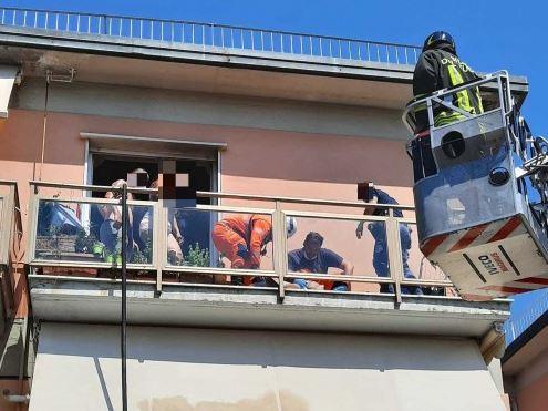 Marina di Carrara, incendio in un appartamento: ustionata gravemente una donna