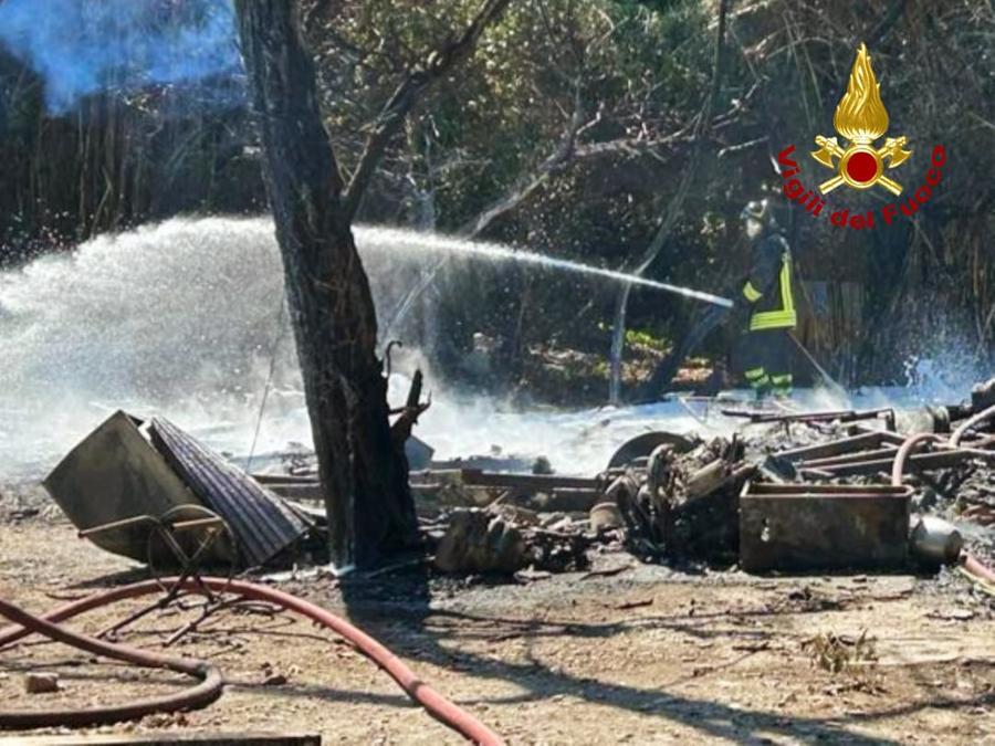 Pisa, a fuoco sette roulotte: paura per la presenza di bombole a gas