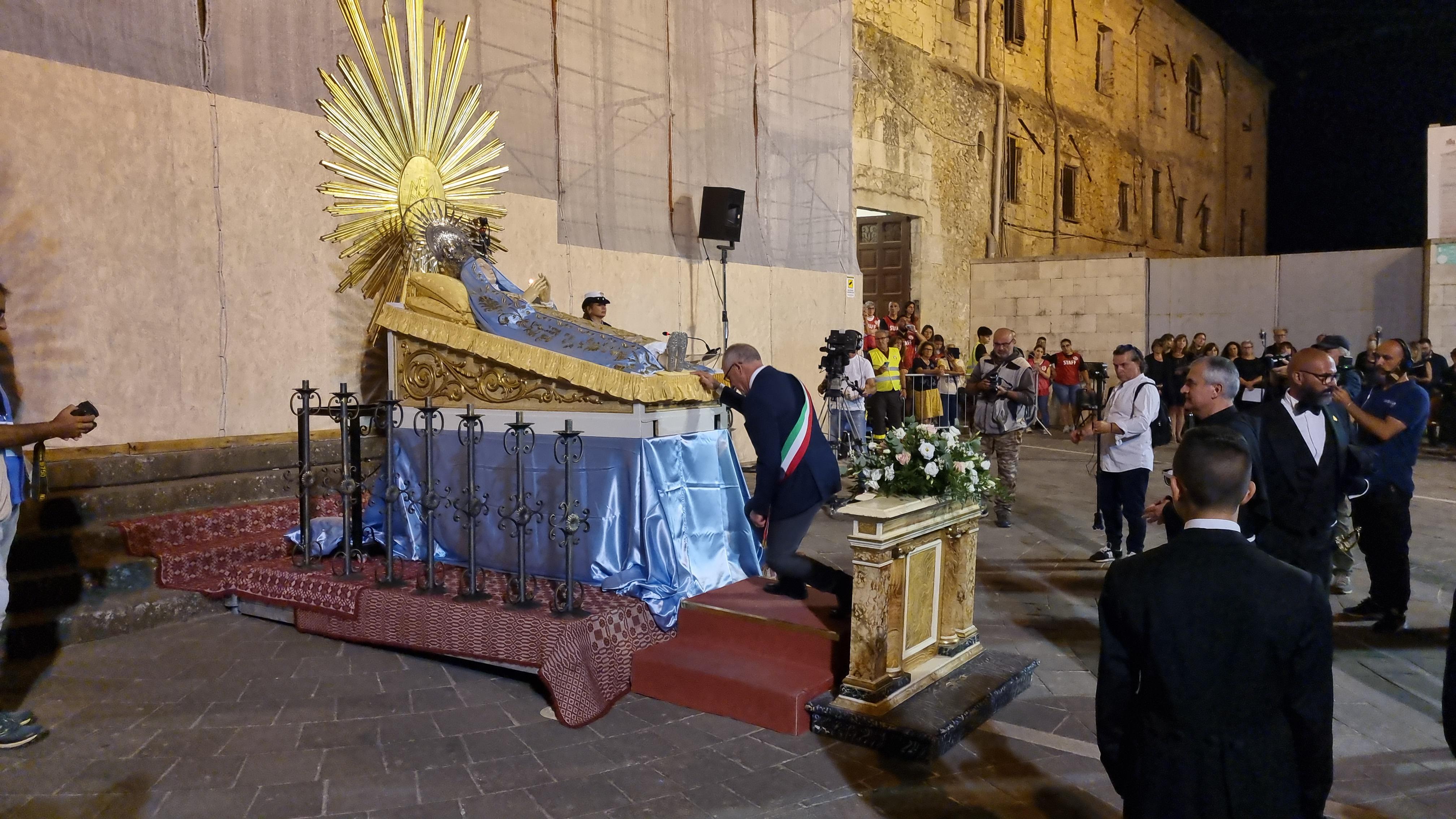 Lo scioglimento del voto in piazza Santa Maria di Betlem (foto Mauro Chessa)