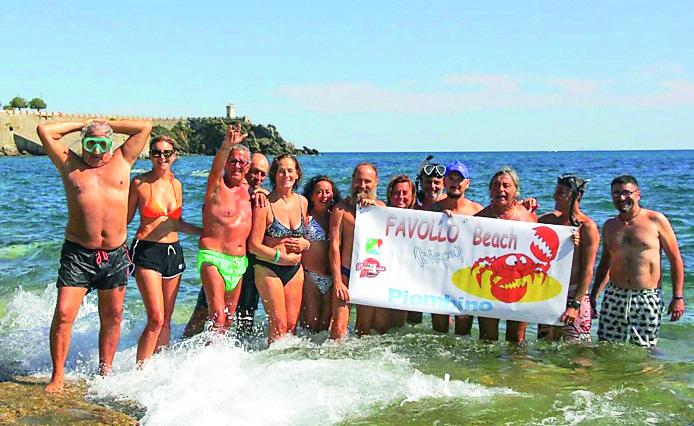 Piombino, a Favollo beach non c’è posto per il granchio blu: «Se s’azzarda a venire qui rischia l’estinzione» - Video