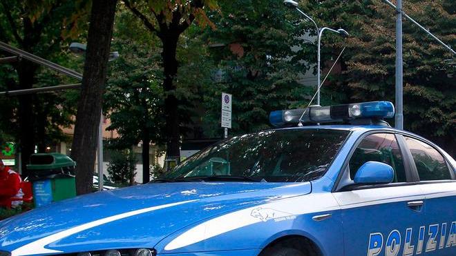 Gli rubano le mele in giardino, li scopre e si prende un pugno in faccia da un ladro