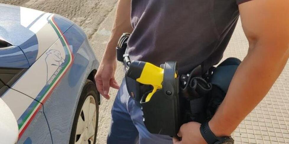 Neutralizzato con la pistola taser, finisce in ospedale