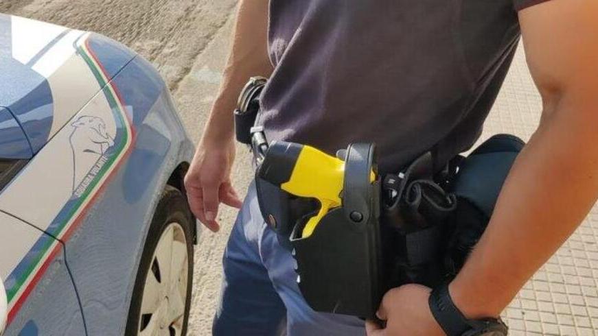 Neutralizzato con la pistola taser, finisce in ospedale