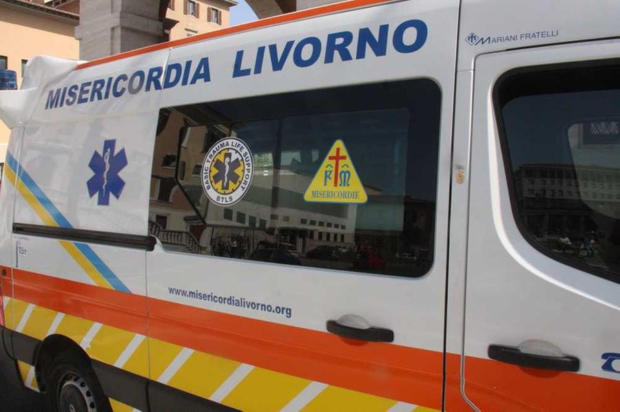 Calambrone, lite degenera: giovane livornese ferito con una coltellata. La madre: «Nessuno ha chiamato l’ambulanza»