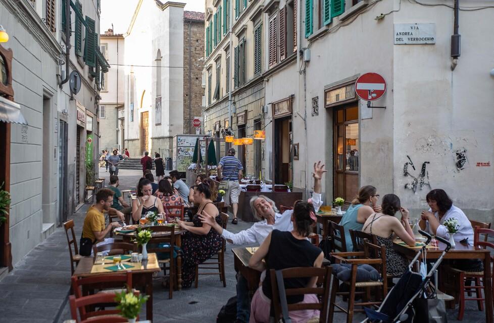 Tavolini e dehors, a Firenze stangata sulle multe: da 50 a 400 euro 
