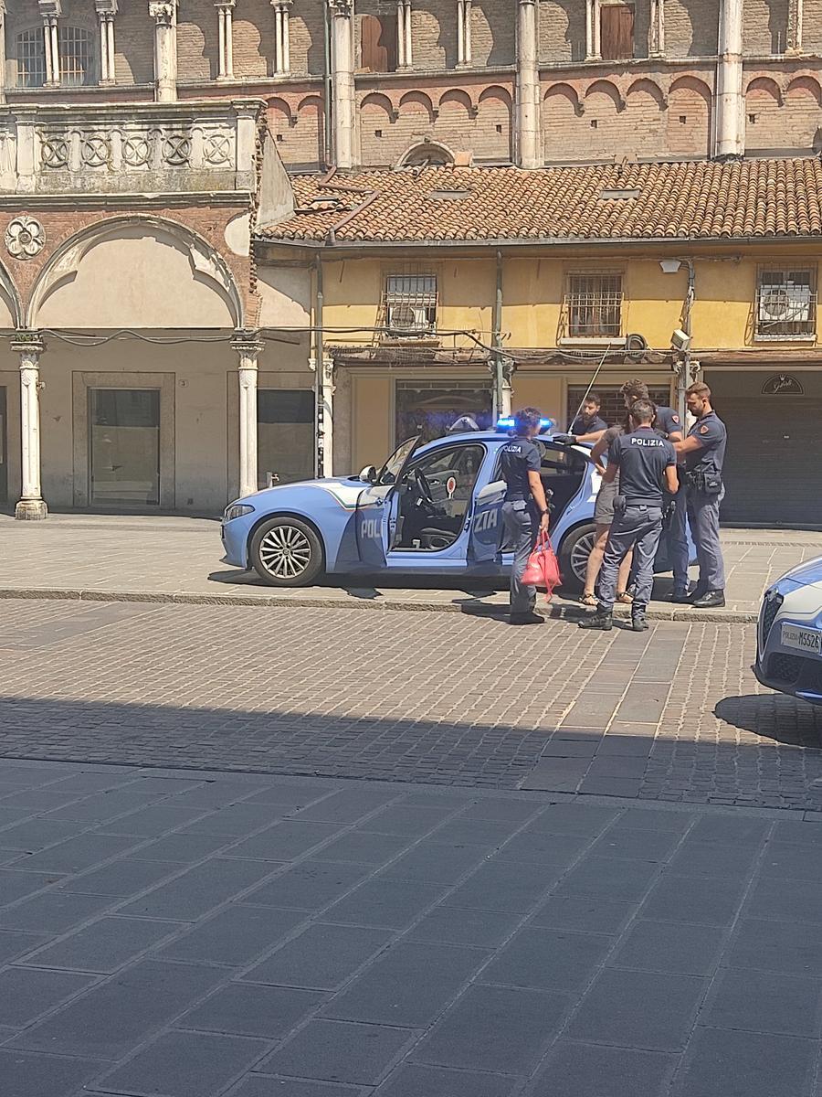 Ferrara. “Parli più piano al telefono”,  e lei lo minaccia. Poi insulta i poliziotti: scattano le manette