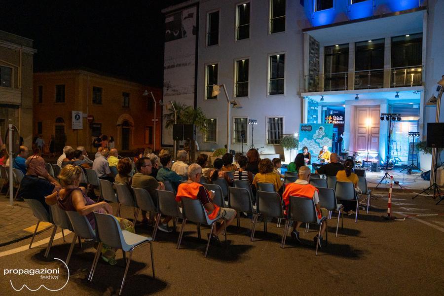 
	Una delle serate del festival (foto dalla&nbsp;pagina ufficiale dell'evento)

