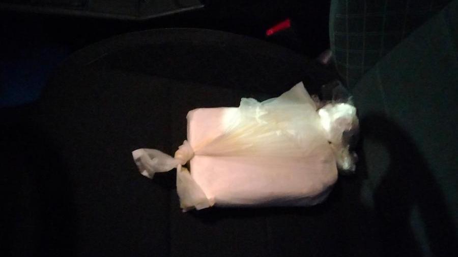 Scappa dalla polizia: in auto aveva un chilo di cocaina