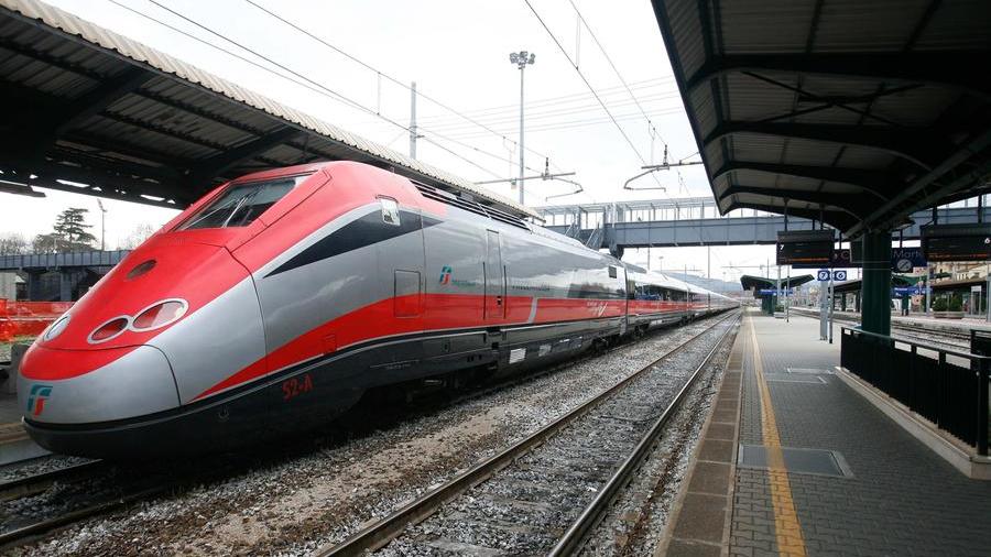 Incendio in un casolare sulla Roma-Pisa: disagi per i viaggiatori