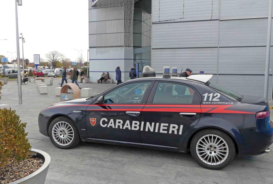 Ferrara. Filmano le ragazze nei camerini di un negozio: due uomini denunciati