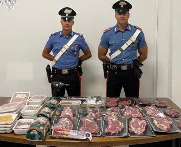 Pontedera, il ladro di carne nascondeva le bistecche nel bauletto della moto<br>
