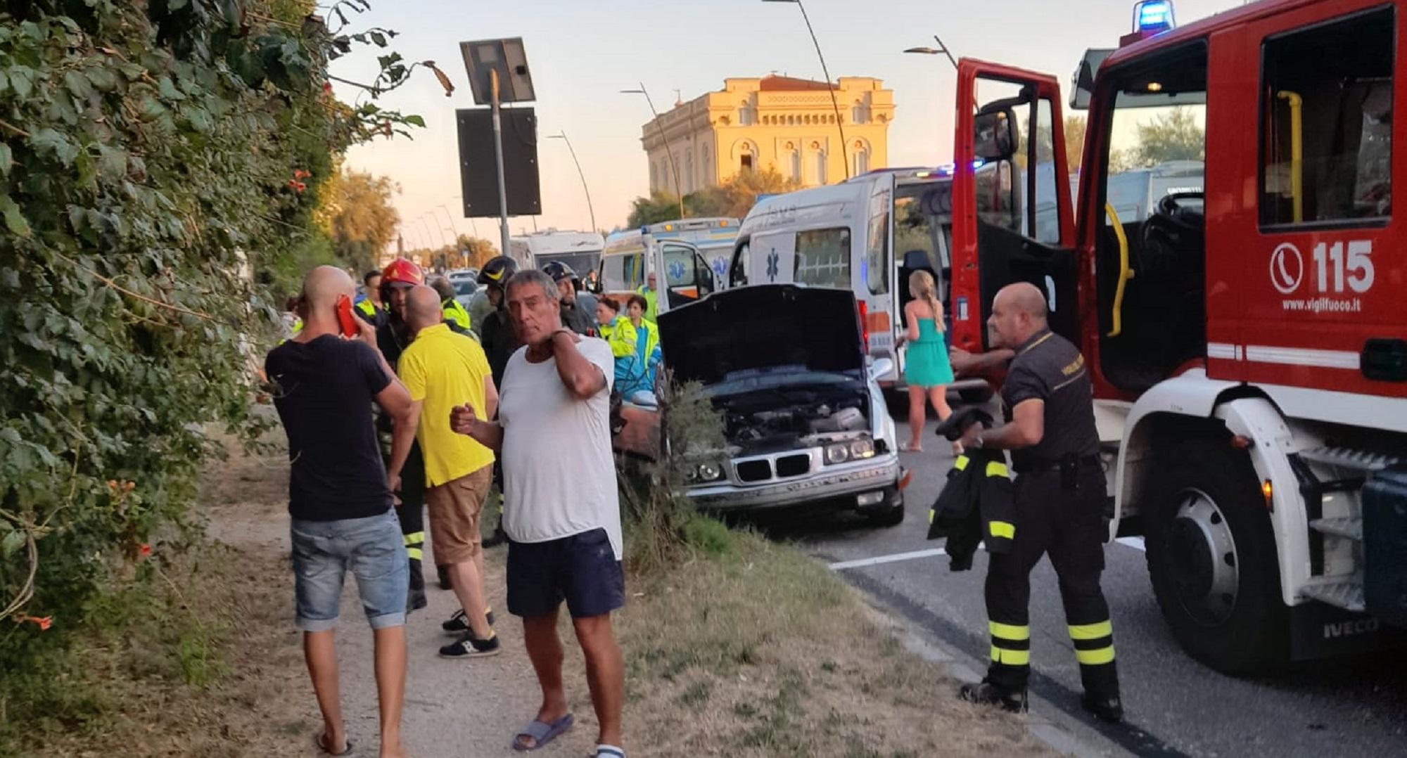 L'intervento di ambulanze e vigili del fuoco ad Antignano