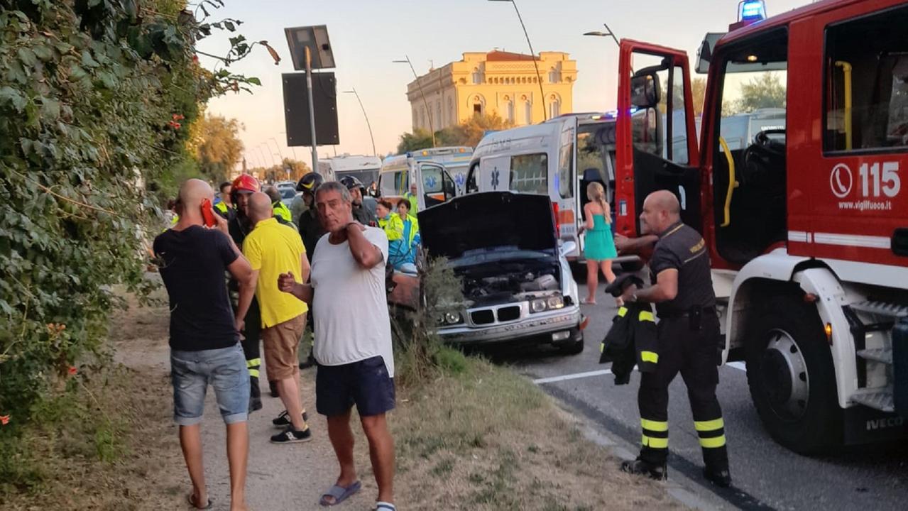L'intervento di ambulanze e vigili del fuoco ad Antignano