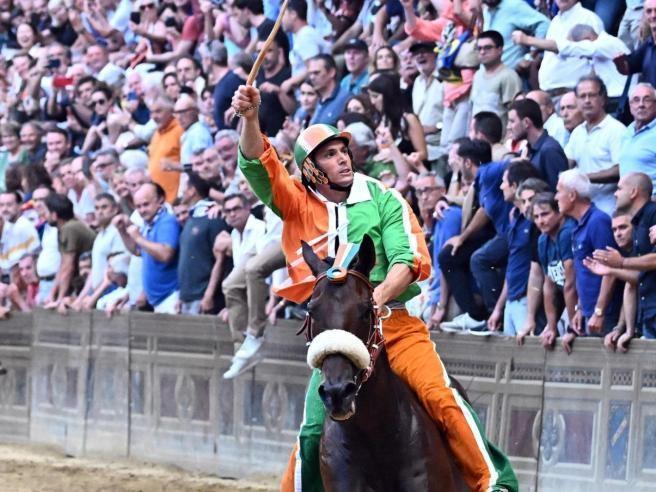 Palio di Siena, il fantino oristanese Carlo Sanna cade ma il suo cavallo trionfa