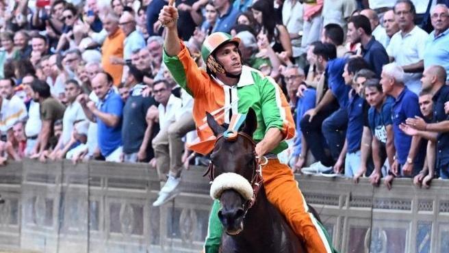 Palio di Siena, il fantino oristanese Carlo Sanna cade ma il suo cavallo trionfa