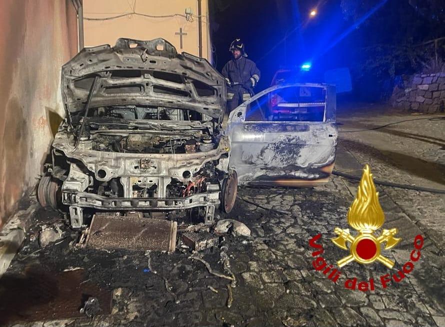 Burgos, auto a fuoco nella notte: indagano i carabinieri