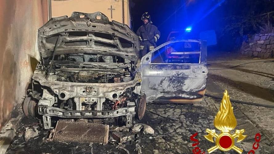 Burgos, auto a fuoco nella notte: indagano i carabinieri