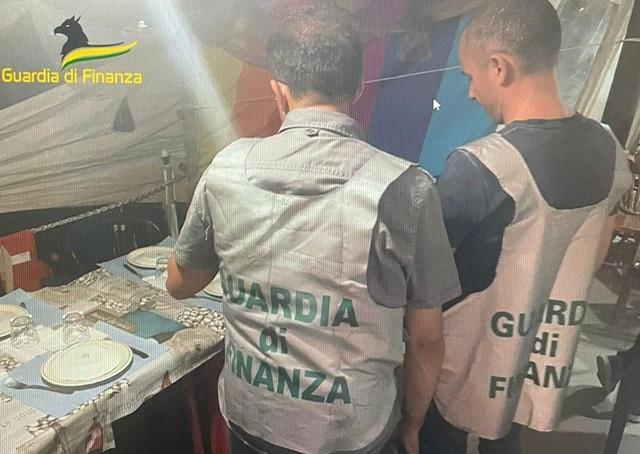 Cecina, scoperto ristorante abusivo: per tutta l’estate menù fisso a 25 euro e niente scontrini