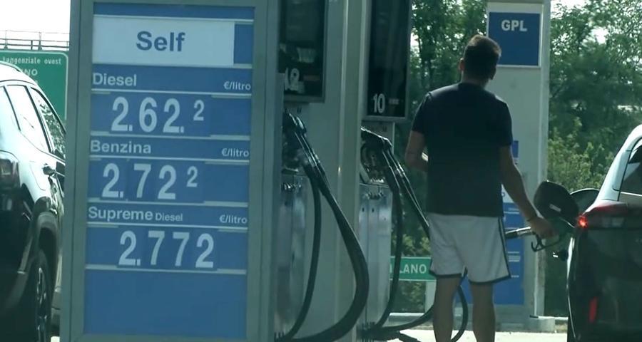 Benzina, i prezzi volano ancora: il record sulla Milano-Varese