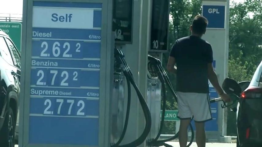 Benzina, i prezzi volano ancora: il record sulla Milano-Varese