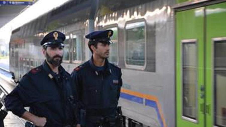 Sedicenne sorpreso sul treno con un coltello da caccia