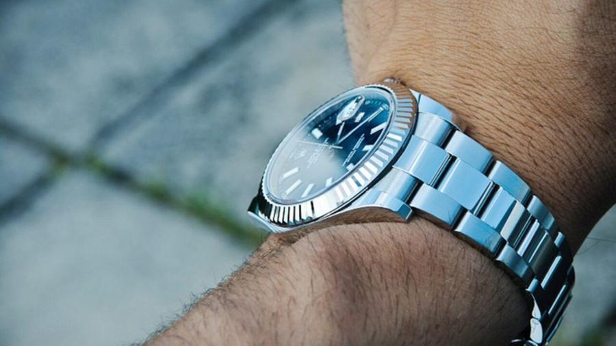 Correggio, chiede informazioni a un pensionato e gli ruba il Rolex