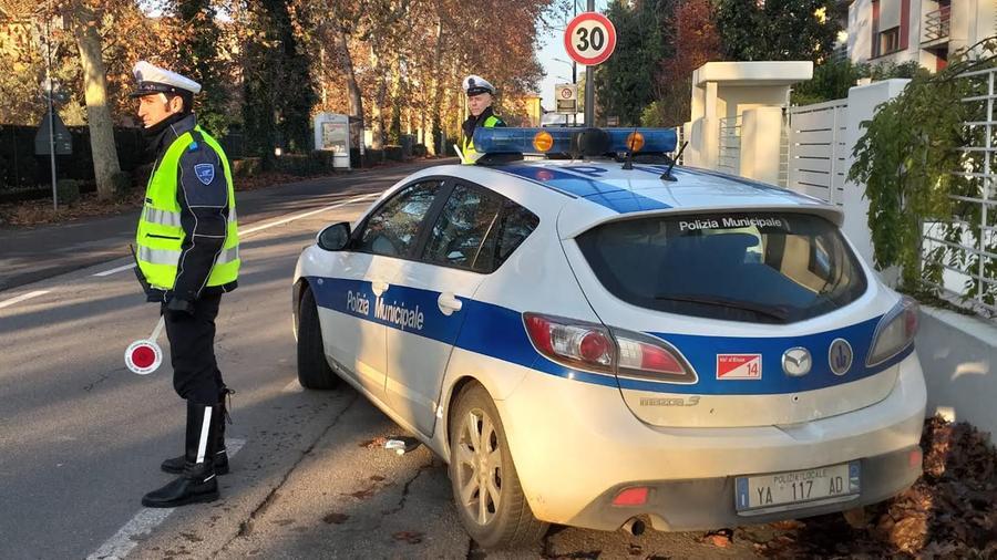 Modena, ubriaco al volante abbatte il segnale