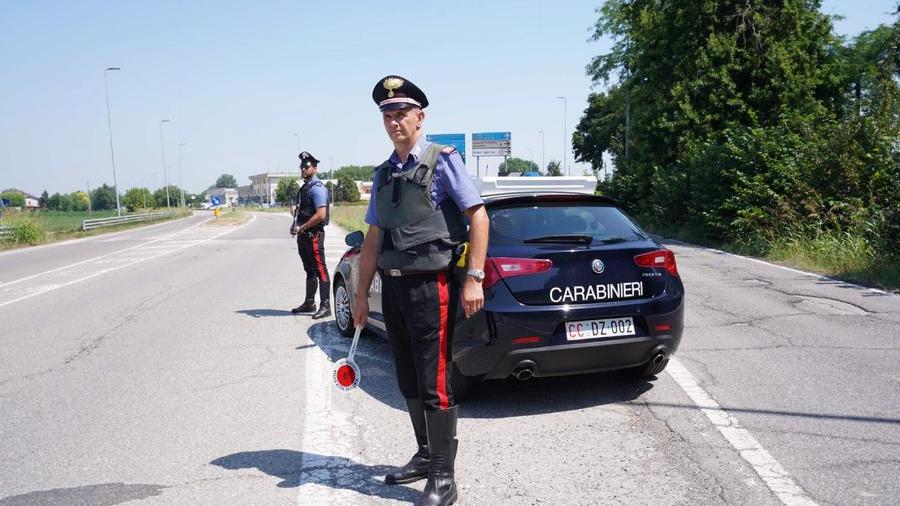 Novellara, ubriaco e senza patente sperona i carabinieri: denunciato