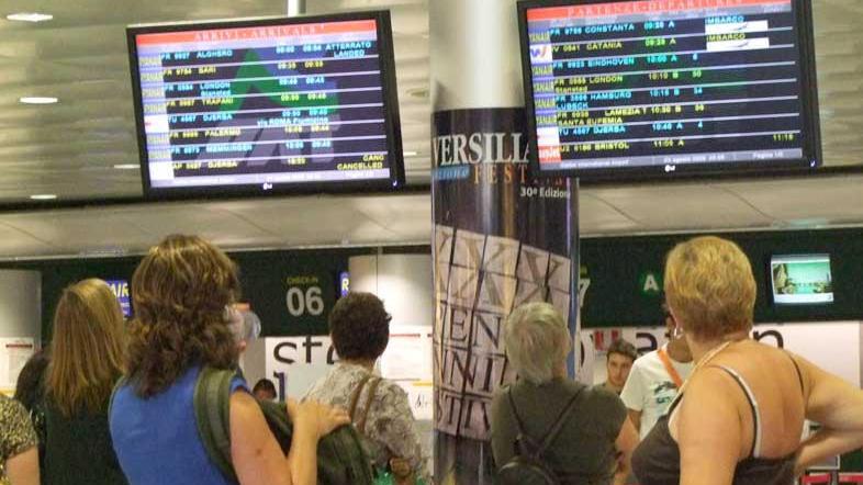 Pisa, passeggeri in ritardo al gate perdono il volo. Rabbia scaricata sulle operatrici, arriva la Polaria