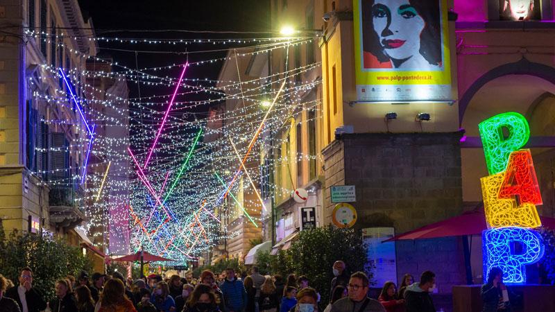 Pontedera, sotto l’ombrellone di Franconi c’è l’annuncio di “Natale ad arte”